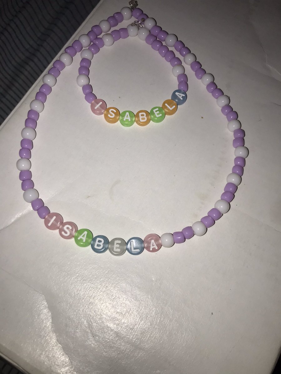 Giiirabreu's tweet photo. Gente tô fazendo pulseiras cordões pra me ajudar com o meu tratamento do câncer que descobri a pouco tempo gasto muito com  condução alimentação fui afastada do emprego e com isso são muitos gastos então quem quiser só me chamar no direct ou da RT pra divulgar o meu trabalho ❤️❤️ https://t.co/9JqagtwvZb