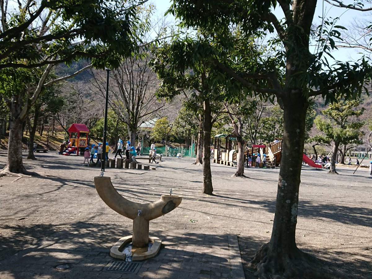 ちゃむしずおか 静岡市子ども 子育て支援 城北公園 子供の広場です ひとつひとつの木製の遊具は 子供のたちが幅広い運動ができるように工夫されています という入り口の説明通り 温かみのある木の遊具が並んでいて どの遊具も大盛況でした