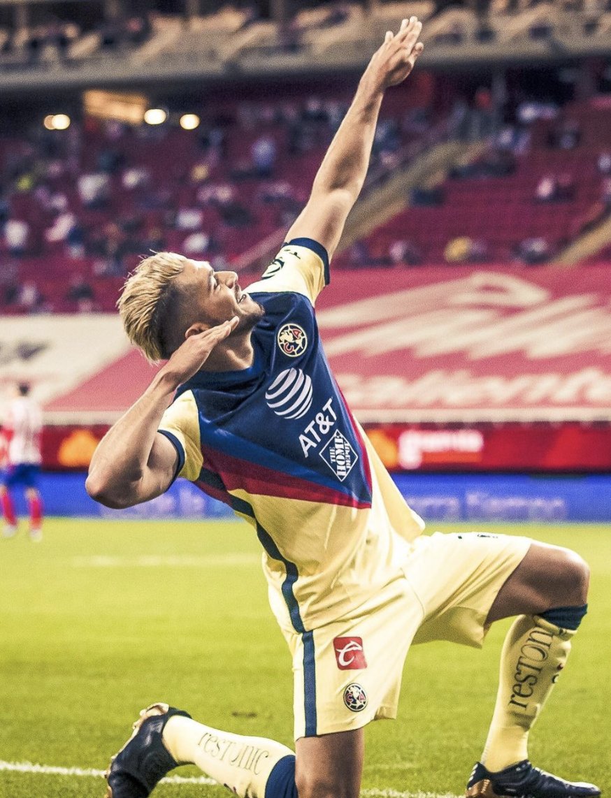 InvictosSomos's tweet photo. Ganaron, gustaron y golearon ante Chivas.

Y, además, Henry Martín le puso un sabor especial tras sacar del baúl las icónicas celebraciones de Don Cuauhtémoc Blanco, la leyenda de leyendas del Club América de México.

📷 @ClubAmerica 

QUÉ NOCHE PARA EL AMERICANISMO. https://t.co/EINnGZaUwx