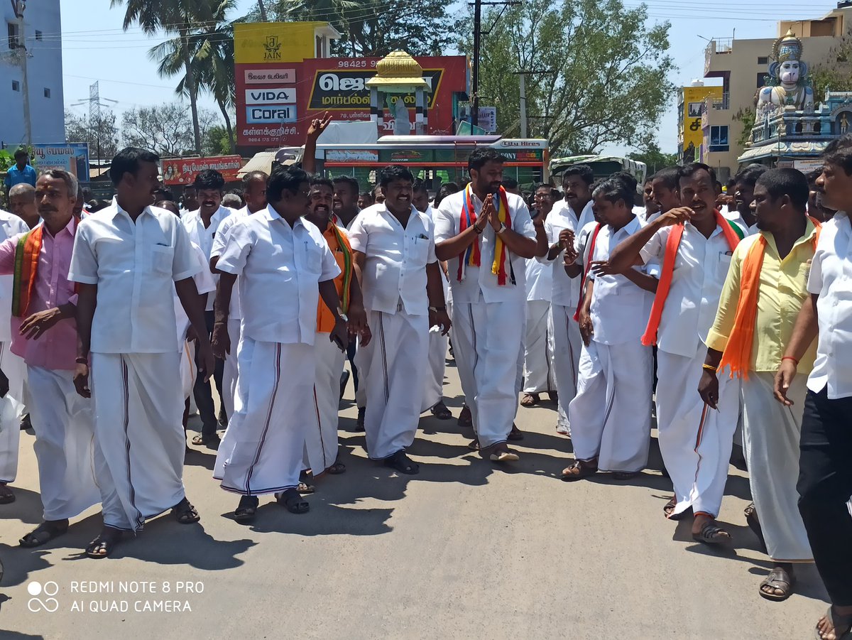 ParivuPrakash2's tweet image. #ரிஷிவந்தியம் #சட்டமன்றத் #தொகுதியின், 
வெற்றி வேட்பாளர். 
எங்கள் பாசமிகு அண்ணன்,
 #sktc a.#சந்தோஷ்_BABL. அவர்கள்,
 இன்று வேட்புமனு தாக்கல் செய்து தனது தேர்தல் பிரச்சாரத்தை துவக்குகிறார்.  
#தமிழகத்தில் #நல்லாட்சி 
#மீண்டும் #தொடர #வாக்களிப்பீர்*. 
*இரட்டைஇலை *சின்னத்திற்கு....*