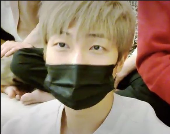 RM_Peru's tweet photo. 🐨: "Todos nosotros lo hicimos genial. ¡Por favor, démonos a nosotros mismos una ronda de aplausos! Los amamos".

También los amamos @BTS_twt, estuvieron espectaculares... como siempre🥰 https://t.co/tZzc3ZmF4m