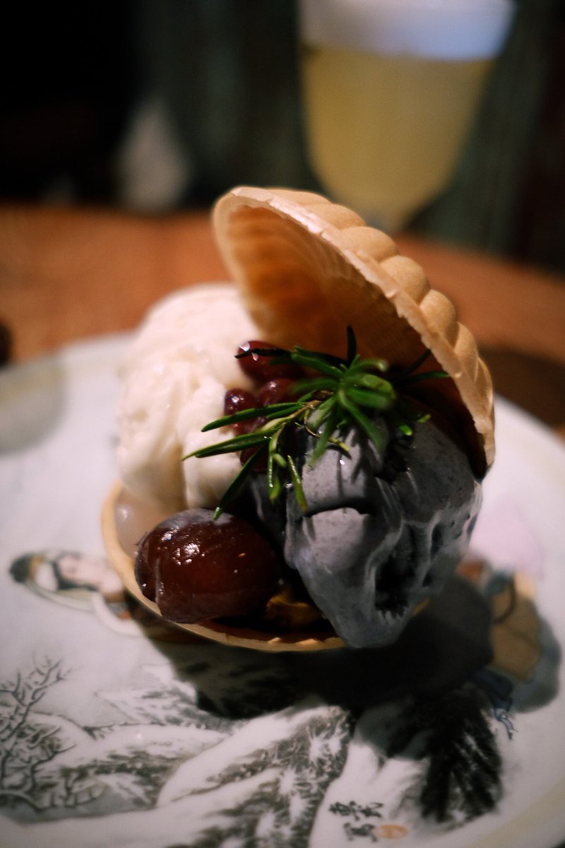 allthingall's tweet photo. Fa Ka Fei คาเฟ่เปิดใหม่ไม่นานนี้ที่สวนมะลิ ร้านสวยตกแต่งวินเทจมีความย้อนยุค สไตล์จีน ถ่ายรูปออกมาคือดีมาก มีด้วยกัน2ชั้น 
ชั้นบนเป็นห้องแกลลอรี่ จัดแสดงผลงาน
เมนูแนะนำ "หยินหยาง" ไอศกรีมรสงาดำกับถั่วเหลือง topด้วยถั่วแดงลูกชิดฟักทอง ไม่หวาน รสชาติกำลังดีค่ะ
@aroii https://t.co/uAKcRUTE8G