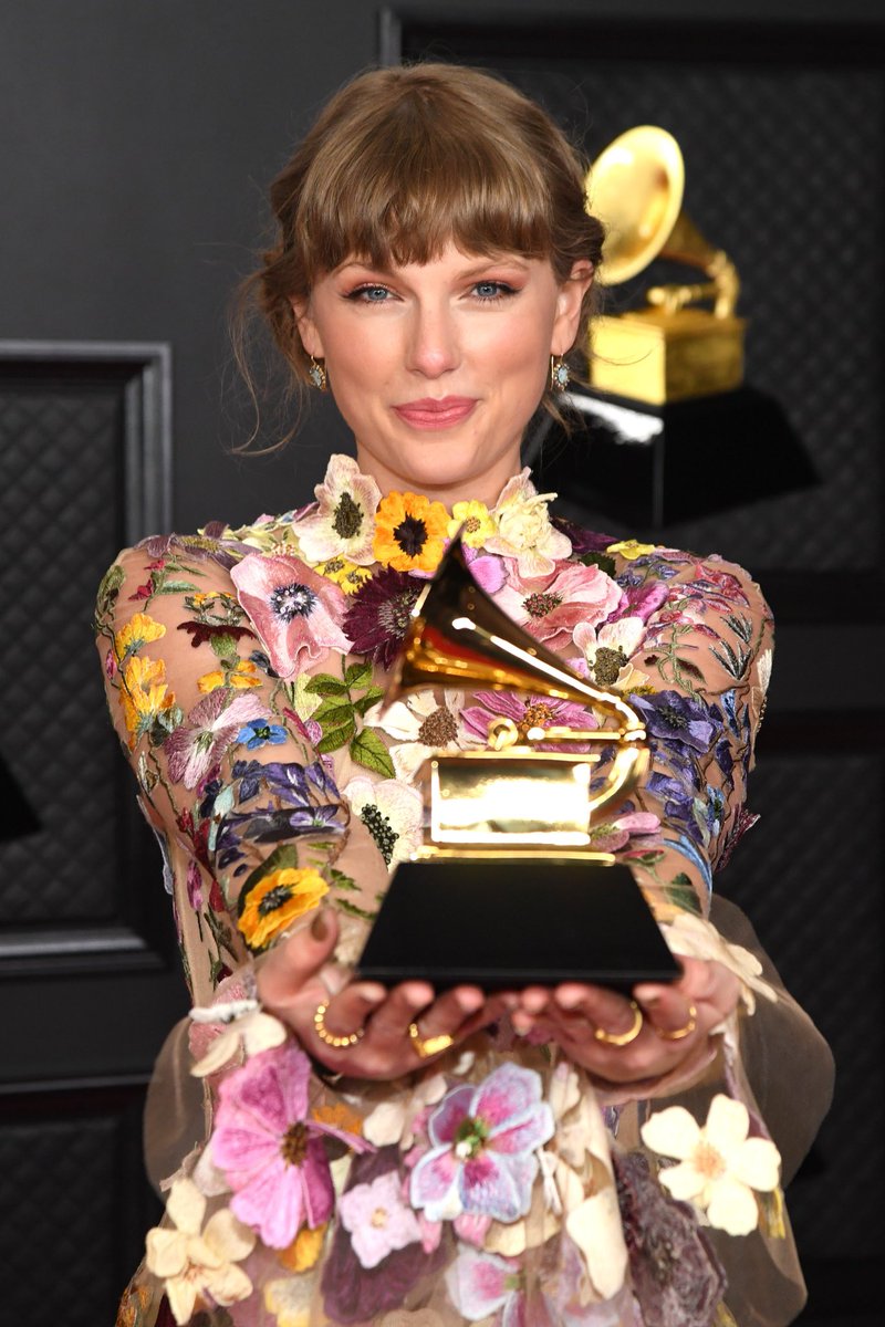 Taylor Swift ได้ถูกบันทึก Guiness World Records ในฐานะผู้หญิงคนแรกและคนเดียวที่ได้รับรางวัล Grammys Album of the Year ถึง3ครั้ง นับตั้งแต่ครั้งแรกคืออัลบั้ม Fearless ปี 2010 และ อัลบั้ม 1989 ในปี 2016 และล่าสุด อัลบั้ม folklore ปี2021 #GRAMMYs  #TaylorSwift