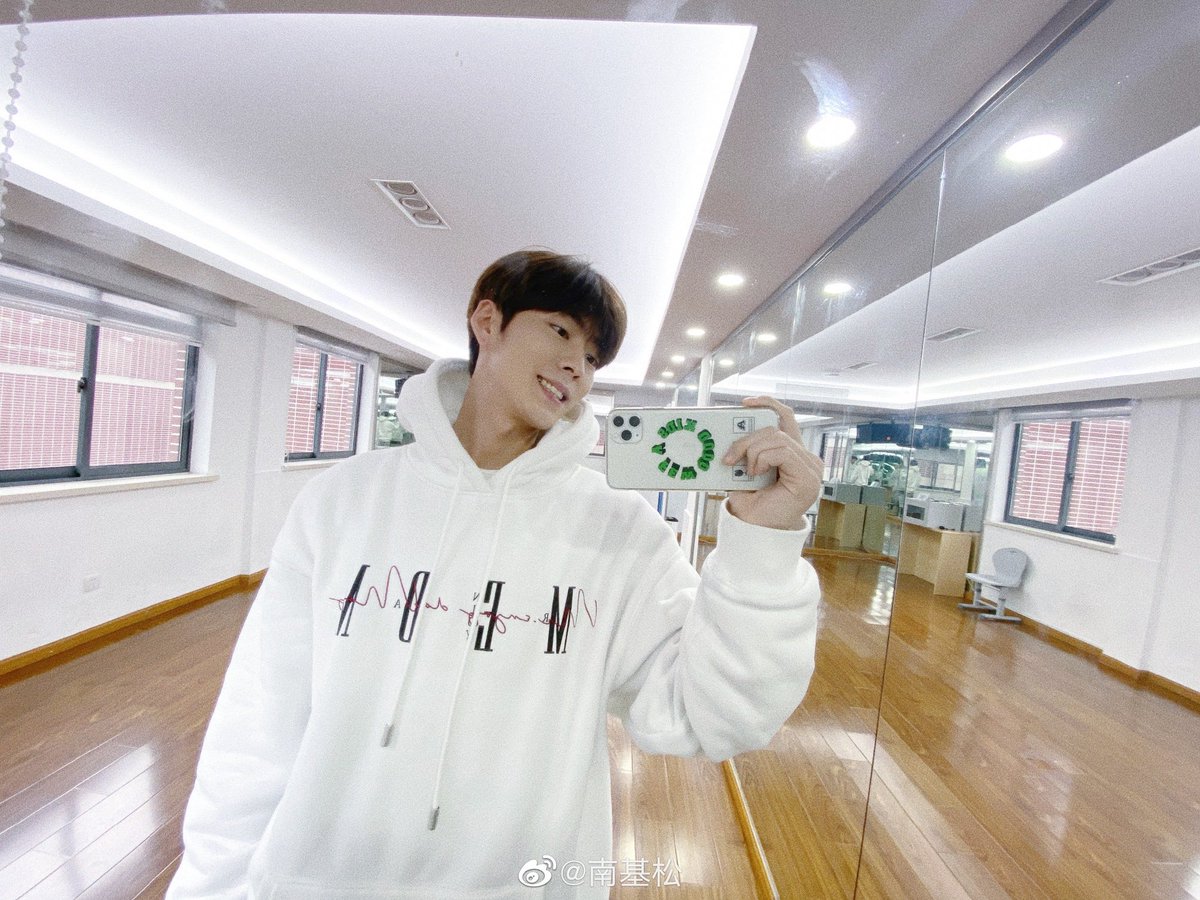 kiwonssmile's tweet photo. haolin’s weibo update!

心情和天气一样晴🌞 

❤️ https://t.co/f2tFUVjwUx