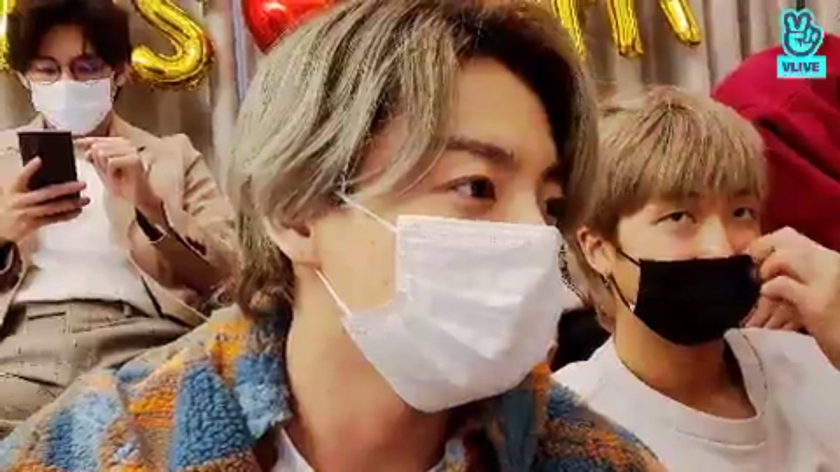 GaliaWar's tweet photo. taehyung on his secret twitter account reading all the shit army said about the grammys 😌🤭 #scammys https://t.co/kQVvdpcoYa