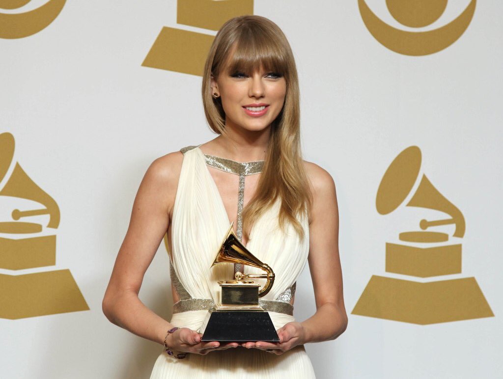 Тейлор свифт на премии. Taylor swift грэмми. Тейлор свифт грэмми 2012. Taylor swift grammy 2021. Тейлор свифт премия грэмми.