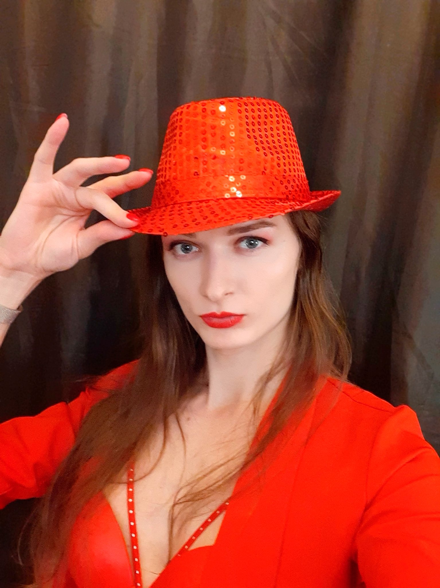 2 pic. To hide the horns, you need to wear a hat 😈 https://t.co/7t8ZIfKA6R
