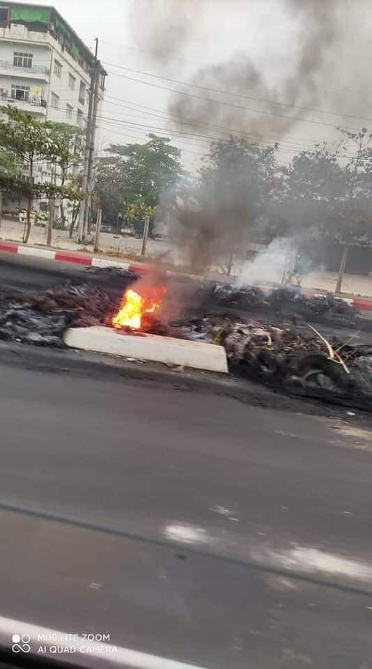 Evil Military Terrorists setted the fire on barricades in the junction of BayinNaung!!! 

Look what these terrorists make our Yangon do!!!!!

BLOODTHIRSTY JUNTA

#WhatsHappeningInMyanmar
#Mar15Coup