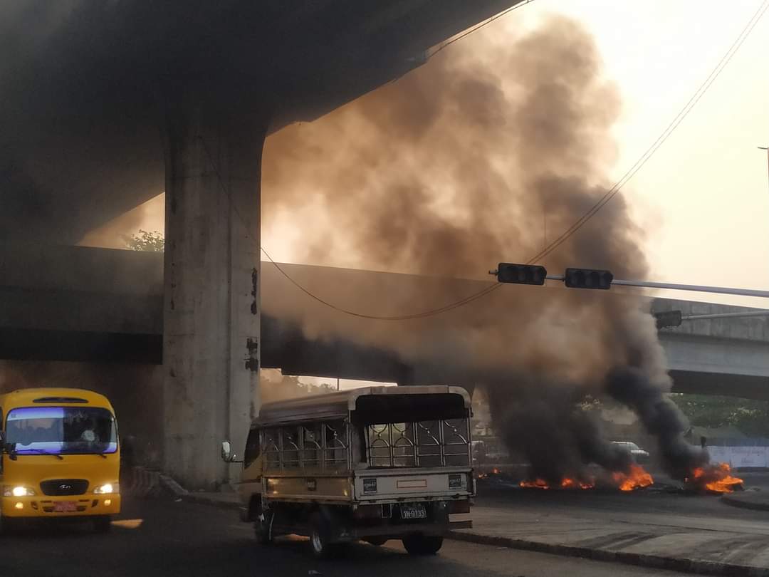 Smile39094971's tweet photo. This is happening in the early morning in Yangon, Myanmar. Seems a war zone. Please see what is happening in Myanmar.
#WhatsHappeningInMyanmar 
#March15Coup https://t.co/i1h2pJ20Pk