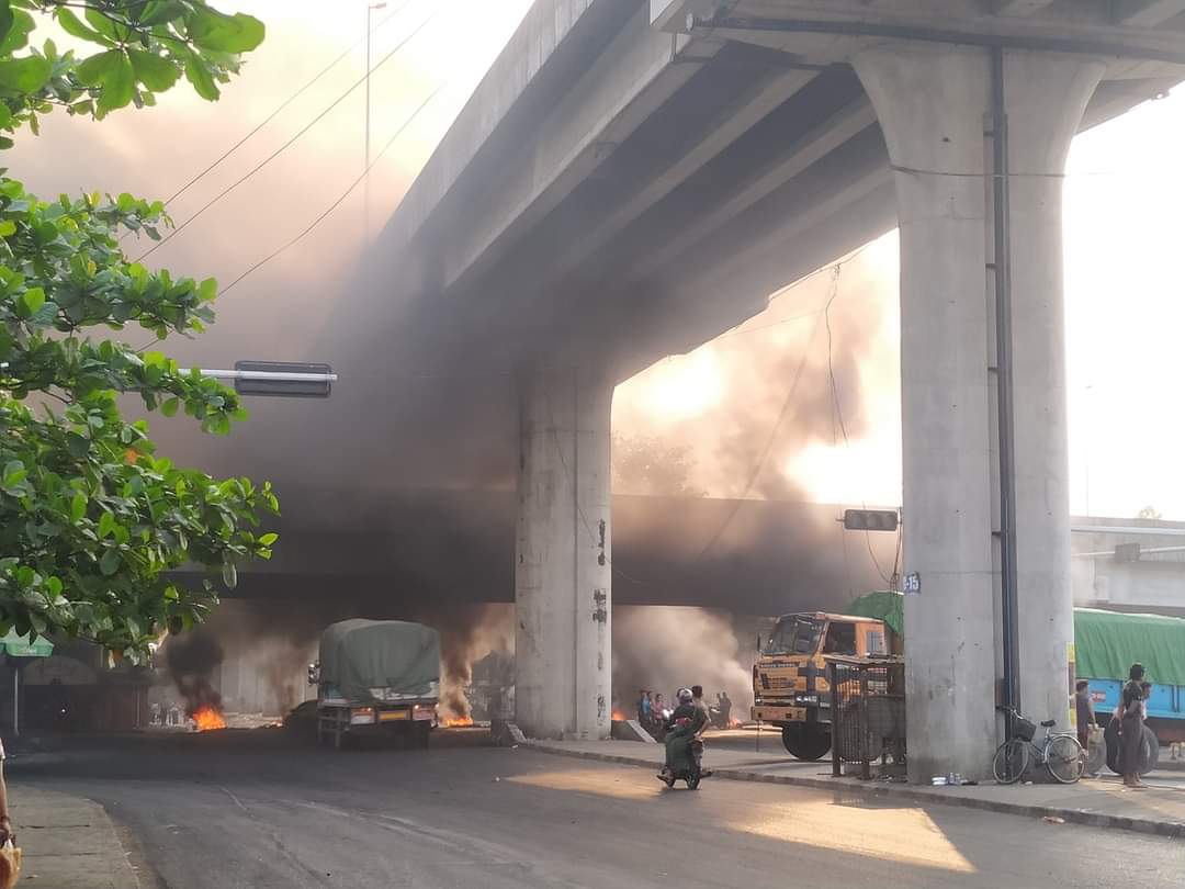 Smile39094971's tweet photo. This is happening in the early morning in Yangon, Myanmar. Seems a war zone. Please see what is happening in Myanmar.
#WhatsHappeningInMyanmar 
#March15Coup https://t.co/i1h2pJ20Pk