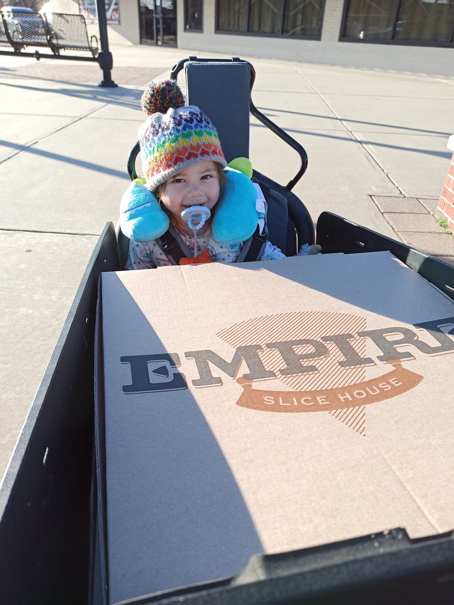 carlitecarfangs's tweet image. Happy Pi Day! Celebrated with a ride to @plazadistrict to pick up a pizza pie from @EmpireSliceOKC. Perfect fit in the @RieseMullerNL bike.

#CargoBikeFamily
#BikeLocalShopLocal