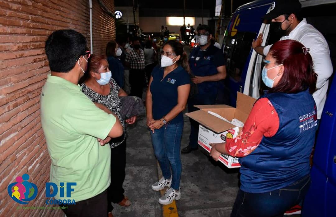 DIFCordoba's tweet photo. En apoyo a las familias de los voluntarios accidentados de Fortín, ocurrida en el municipio de Calcahualco, el #DIFCórdoba, entregó esta noche alimentos y cobertores a los familiares que se encuentran en el Hospital General de Córdoba en espera de sus pacientes. https://t.co/NUWhpiYZWw