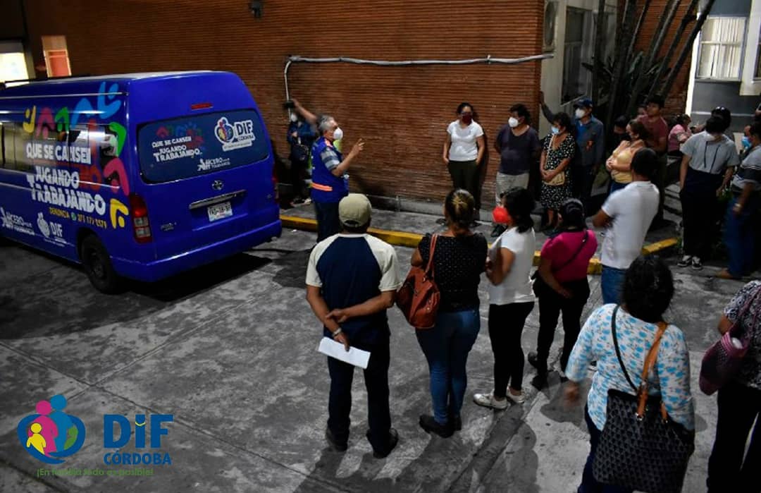 DIFCordoba's tweet photo. En apoyo a las familias de los voluntarios accidentados de Fortín, ocurrida en el municipio de Calcahualco, el #DIFCórdoba, entregó esta noche alimentos y cobertores a los familiares que se encuentran en el Hospital General de Córdoba en espera de sus pacientes. https://t.co/NUWhpiYZWw