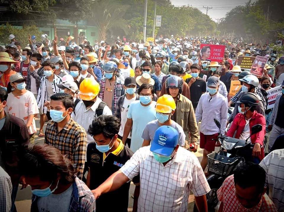 Protesting against the Evil Military SAC happened in Monywa.

The more the terrorists oppress, the more our people can resist and revolt!!! We'll never give up!!!

BLOODTHIRSTY JUNTA

#WhatsHappeningInMyanmar
#Mar15Coup