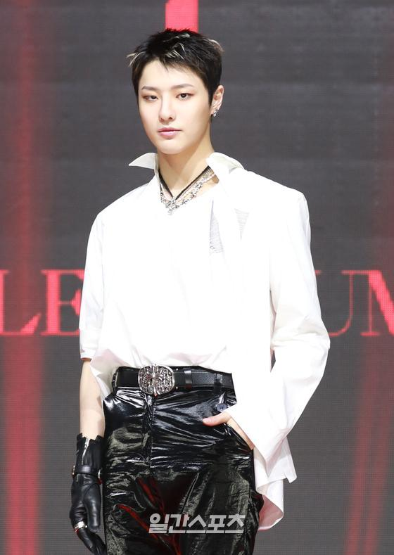theseoulstory's tweet photo. 📸 Welcome back! Here are some photos of WOODZ at his comeback showcase for 'SET'! @c_woodzofficial https://t.co/BZIGpgw1Iq