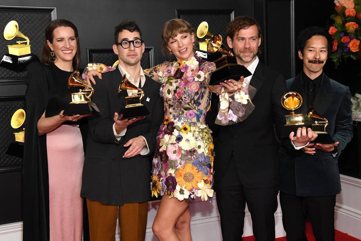TaySwiftMY's tweet photo. @501Awani Tahniah Taylor Swift! Bukan sahaja menjadi penyanyi wanita pertama yg memenangi Anugerah Album Terbaik 3 kali berturut-turut tapi penyanyi pertama dlm sejarah-lelaki atau wanita; utk memenangi 3 AOTY Grammys utk 3 album dalam 3 dekad yang berbeza dalam 3 genre muzik yang berbeza. https://t.co/A1UG9CEhUb