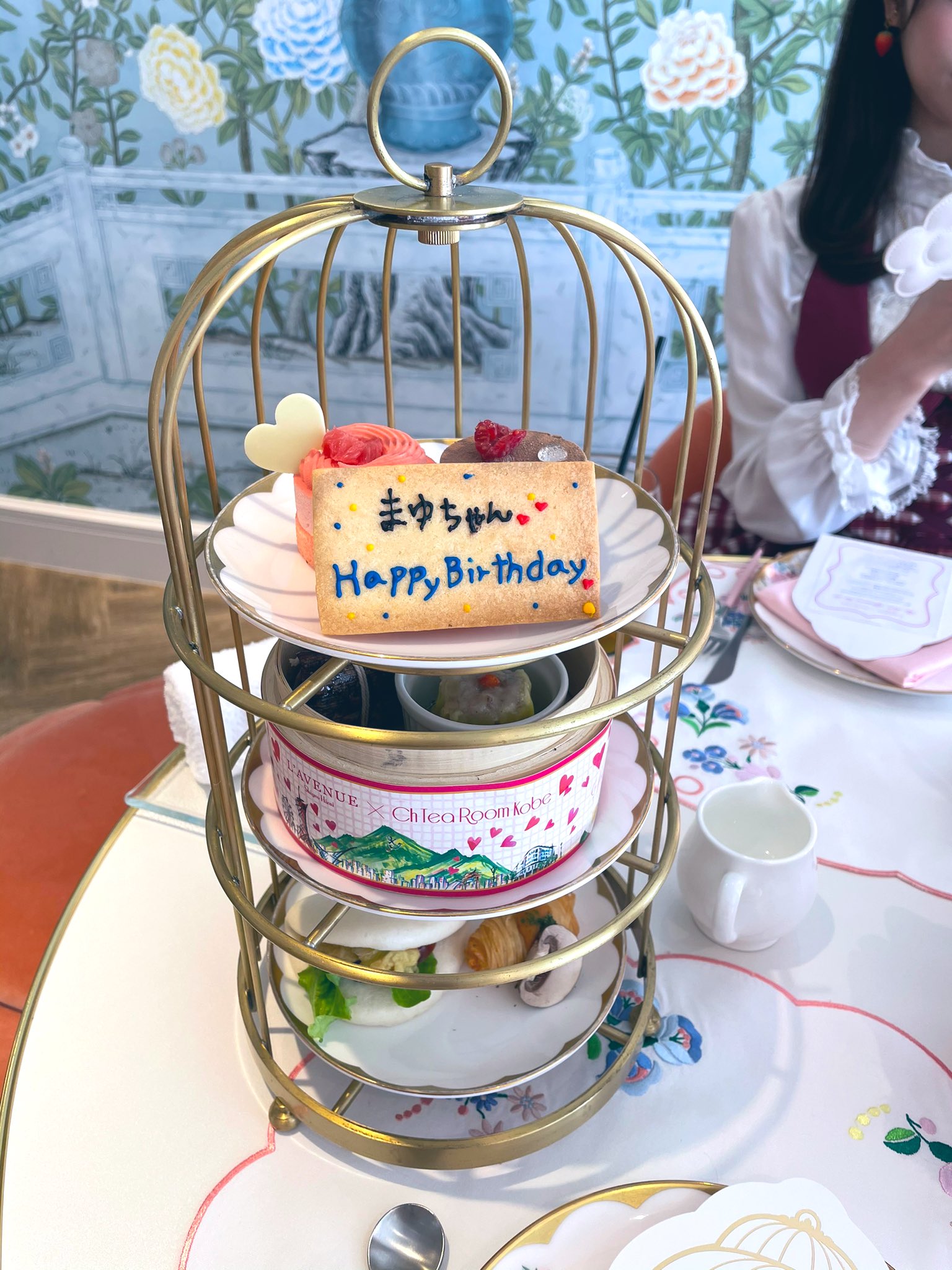 Mayu ゆきえさんと神戸でロリデしてきました 今日はお互い苺コーデ Chティールームでアフタヌーンティー サプライズでお誕生日プレート付けてもらえて嬉しかった ゆきえさんからもお誕生日プレゼントいただいて