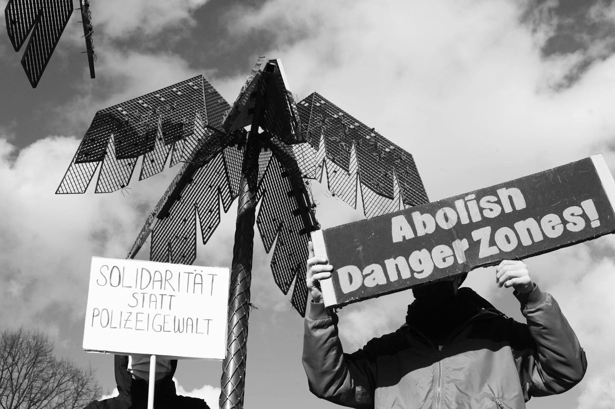 Mit der <a href="/BlackCommunit20/">BlackCommunityCoalition - #NoJustice #NoPeace</a> &amp; anderen Gruppen rufen wir heute,17h zu einer Kundgebung am <a href="/YayaJabbiCircle/">Yaya Jabbi Circle</a> auf,um all derer zu gedenken,die durch rassistische #Polizeigewalt verletzt,misshandelt o getötet wurden &amp; den Kampf gegen Polizeigewalt fortzusetzen. Enough is enough! #15MRZ