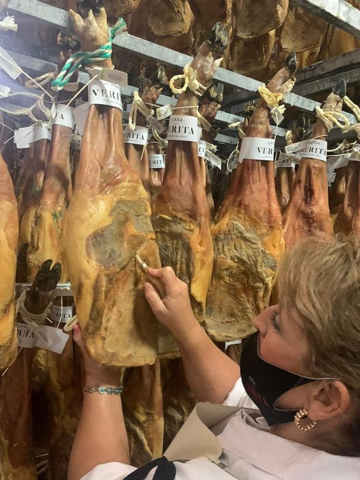 Nuestros expertos están calando las paletas para asegurarnos de que los loncheados para el #diadelpadre cumplan todos nuestros estándares de calidad y os lleguen a casa en perfecto estado. Si todavía no conoces nuestras ofertas, entra en nuestra web. 🔝
👉 casaverita.es