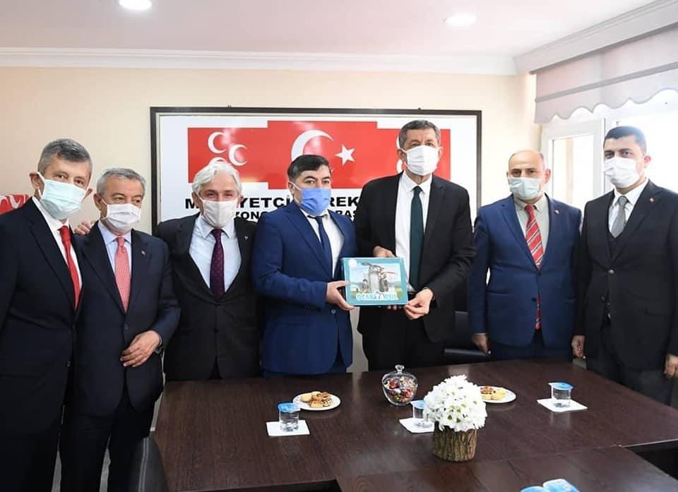 ocaktabul's tweet photo. Milli Eğitim Bakanımız Sayın @ZiyaSelcuk’a, Zonguldak ziyaretleri sırasında MHP Zonguldak İl Başkanlığında eğlendikçe öğreten, öğrendikçe eğlendiren kutu oyunumuz @Ocaktabul hediye edildi. https://t.co/uozcfameJV