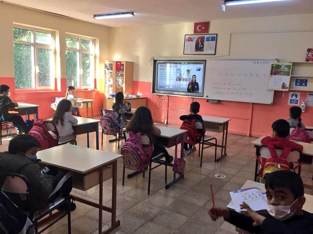 TC_Zonguldak's tweet photo. ➡️Siber suçların gerçekleşmeden önlenmesi önemli.
➡️Bu amaçla il genelinde Emniyet Müdürlüğü ve Milli Eğitim Müdürlüğü ile koordineli olarak başlatılan SİBERAY  farkındalık eğitimleri istekli/gönüllü öğrencilerimize veriliyor.
➡️ Paydaşları ve öğrencilerimizi kutluyoruz👏👏 https://t.co/RScm39YVf1