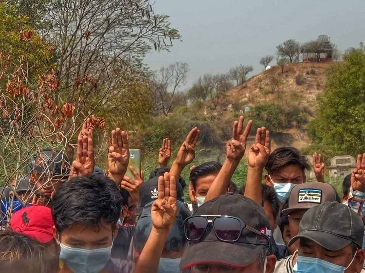 MilkTeaMM_MTAM's tweet photo. Funeral without Dead body!In Mandalay, the funeral of Ko Lin Htet(19-yr student) who was killed on March 11, was held WITHOUT dead body since Terrorists took away body &amp; didn't give him back. Families don't even know where they cremate his body
#WhatsHappeningInMyanmar
#Mar15Coup https://t.co/rBZCbl6PN5
