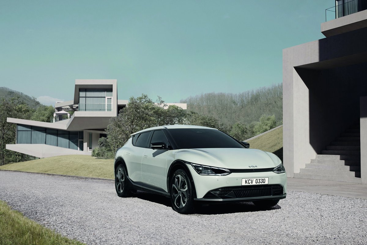 TestDrivenUK's tweet photo. Kia EV6 revealed as company's first fully-electric vehicle, debuts new design philosophy. https://t.co/jotBjO1Ved https://t.co/BKJ42vGzOb