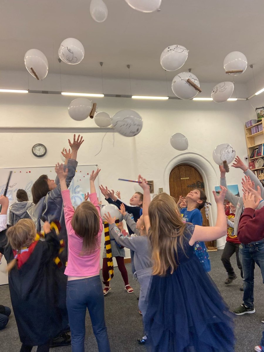 JsonJul's tweet image. Когда кто-то в моем присутствии ржет над ГП, я про себя жалею этого человека, а потом иду работать, заниматься языками (с детьми тоже) и нести ГП в массы. 2,5 часа волшебства вчера получилось. Принимаю заявки на дошкольное волшебное языковое образование)