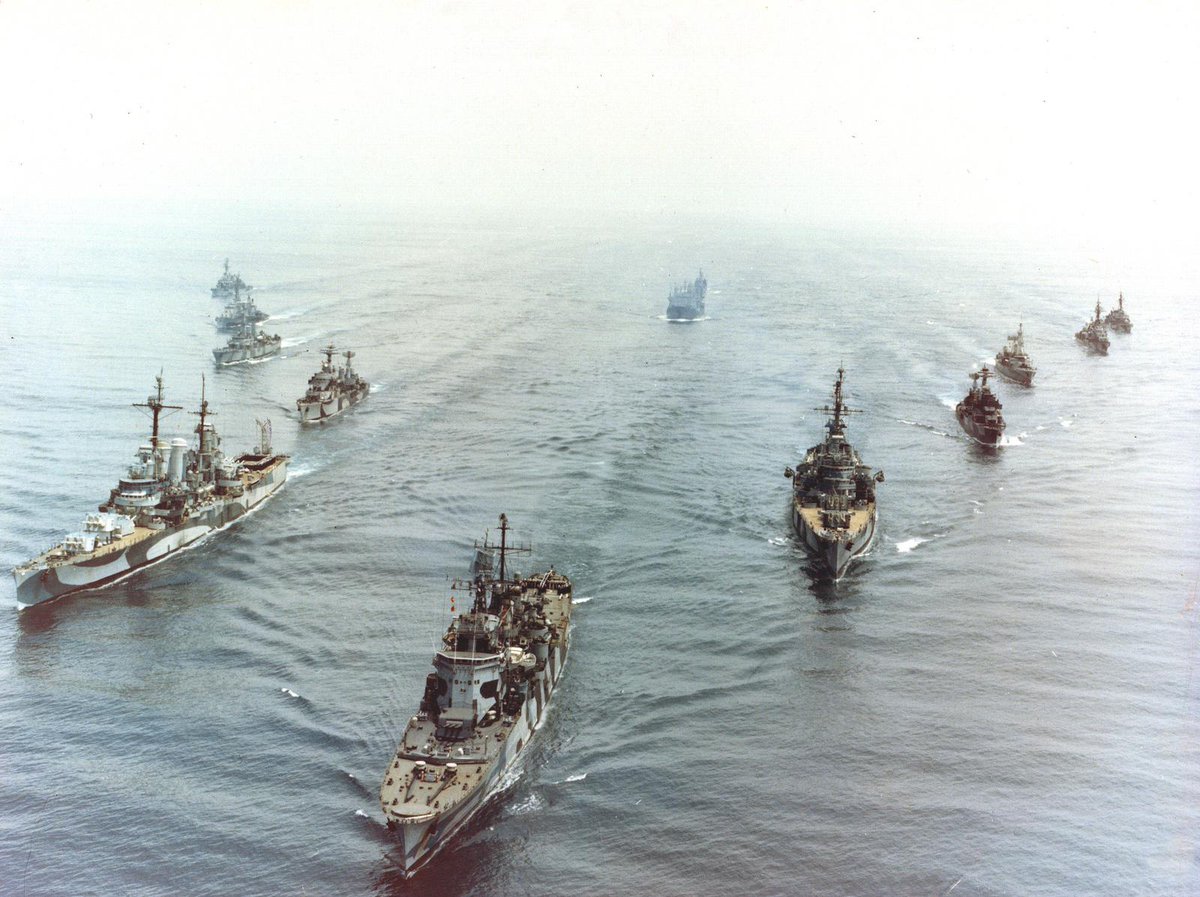 けるちゃ 1978年に隣国アルゼンチンと領土問題で緊張が高まっていた頃のチリ海軍主力艦隊の姿 なかなか見応えがありますな 先頭の3隻の軽巡洋艦は左から カピタン プラット 旧米艦ナッシュビル に アルミランテ ラトーレ 旧瑞艦イェータ レヨン けるちゃ 1978年に隣国アルゼンチンと領土問題で緊張が高まっていた頃のチリ海軍主力艦隊の姿 なかなか見応えがありますな 先頭の3隻の軽巡洋艦は左から カピタン プラット 旧米艦ナッシュビル に アルミランテ ラトーレ 旧瑞艦イェータ レヨン