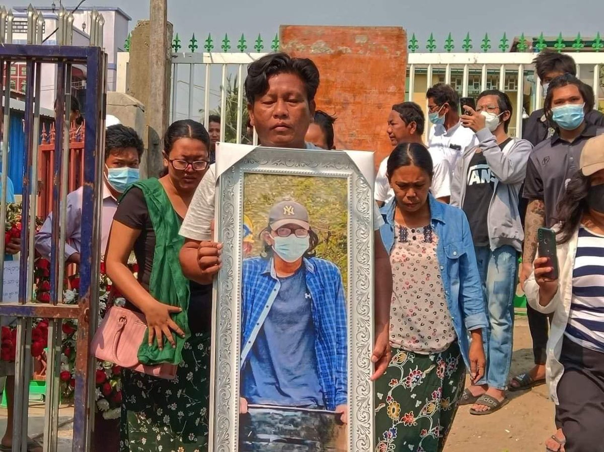 Cyck12's tweet photo. A funeral of 19yrs old fallen hero "Lin Htet" have to hold without dead body because terrorists took away.

BLOODTHIRSTY JUNTA
#WhatsHappeningInMyanmar  #Mar15Coup https://t.co/hFaGfhfPVg