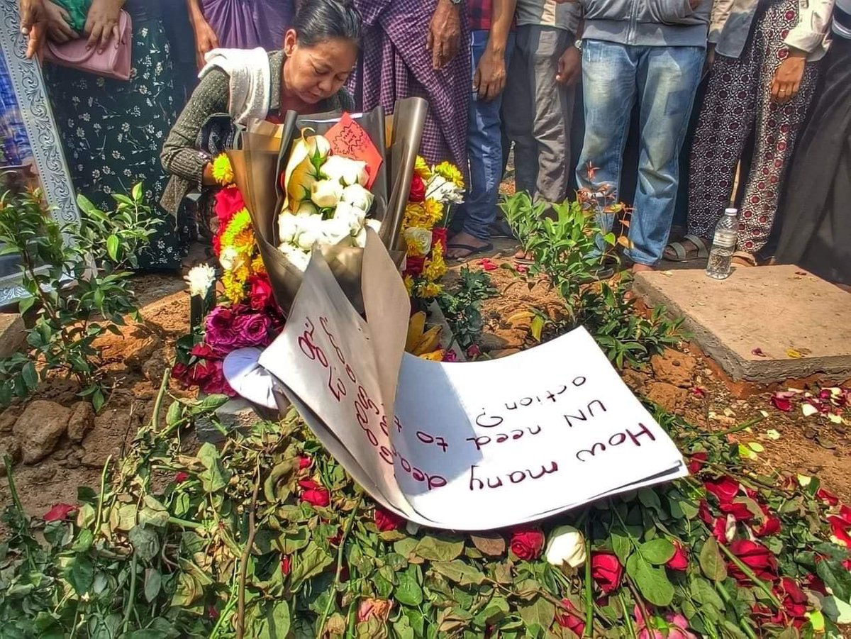 Cyck12's tweet photo. A funeral of 19yrs old fallen hero "Lin Htet" have to hold without dead body because terrorists took away.

BLOODTHIRSTY JUNTA
#WhatsHappeningInMyanmar  #Mar15Coup https://t.co/hFaGfhfPVg