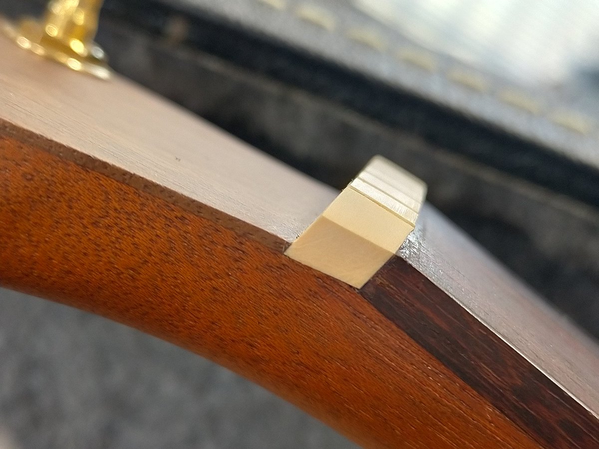 Dsguitars1's tweet photo. さて今週から大好きなギター #SimonandPatrick Prorose のリペアスタートです。リペア泣かせのこのナット!!ブレイシングほぼ全滅ww #ギターリペア #ギター #guitars https://t.co/K5aTGkZJa6
