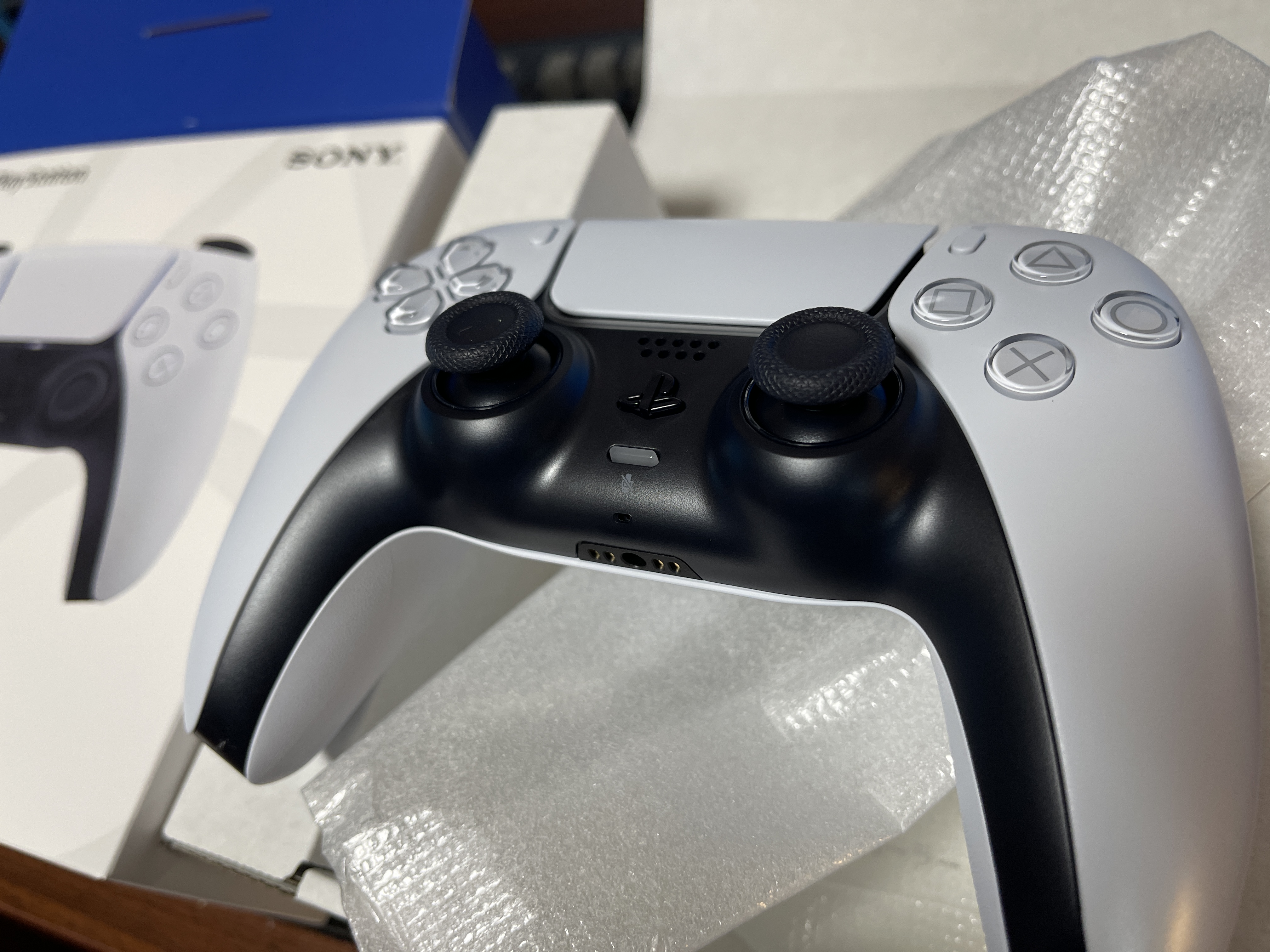 Hidekatsu 藤尾任且 Origin版apexはps5コントローラー有線のみ対応 Steam版のapexだとbluetooth接続対応 ボタンも独自でカスタマイズできるので パッドの右をマップ 左を持ち物にできる ただし画面上はボタンなどの表記がxbox コントローラーの
