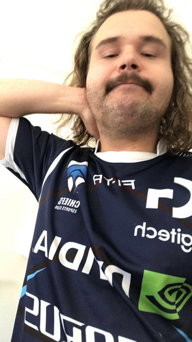 BuzzOCE's tweet photo. in case you were wondering who the number one fan of the @ChiefsESC is @LCO you're looking at him #chfwin #1lcofan https://t.co/9OFYgL1XlY