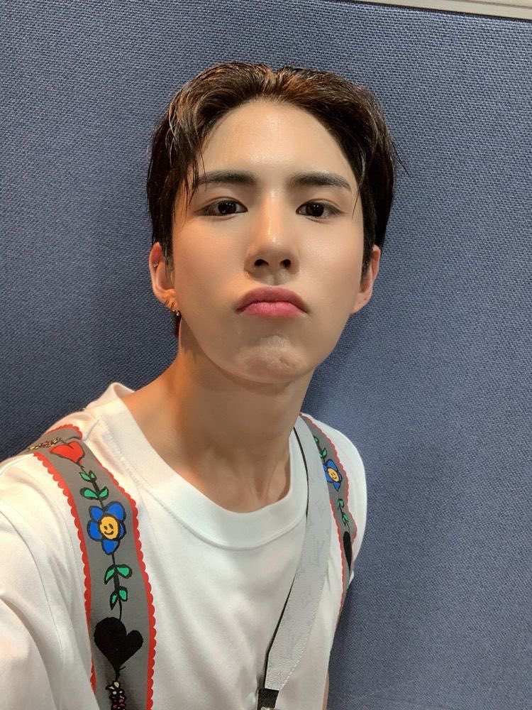 sehniscoffeecup's tweet image. no cheating: you’re starring in a movie with the last person saved in your camera roll and the last song you listened to is the title

🏃🏻‍♀️