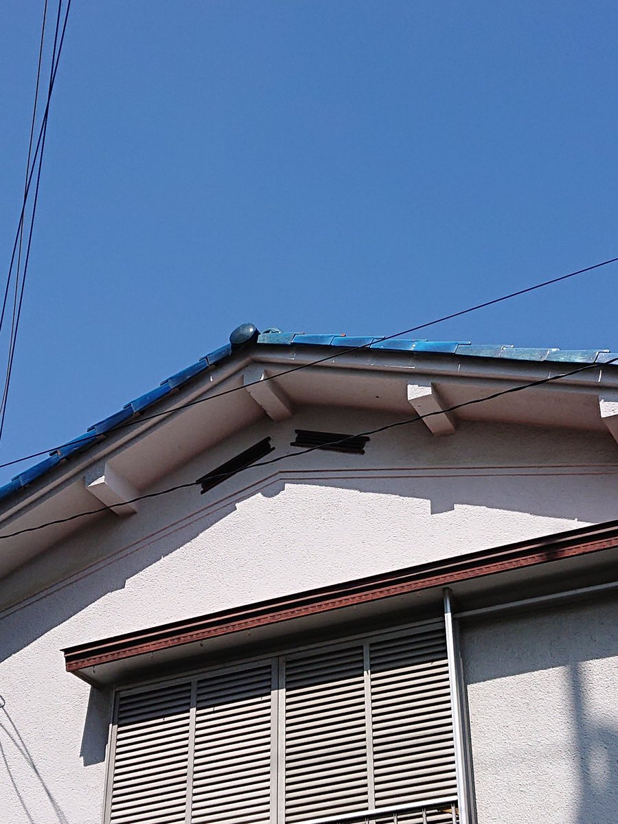 梅小鉢 屋根の少し下にある飾り小窓のようなものが気になるこの頃 いろんなタイプがある 換気口というそうです なんかかわいい 換気口 通気口 散歩 建築 日本家屋