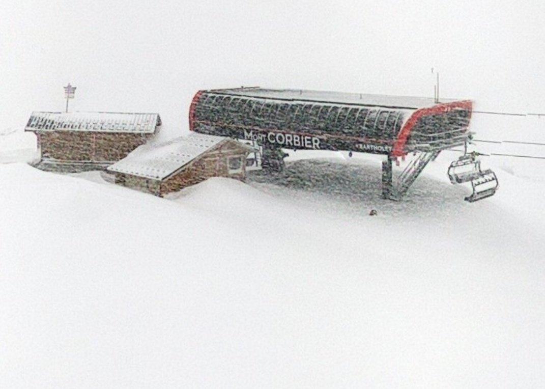 LesSybelles's tweet image. Neige en abondance sur le domaine skiable des Sybelles - Savoie. Un an que les remontées mécaniques sont fermées.  Nous avons hâte de pouvoir accueillir nos clients sur nos 136 pistes #sybelles #COVID19 #ensembleonestplusforts #anmsm #dsf #francemontagnes