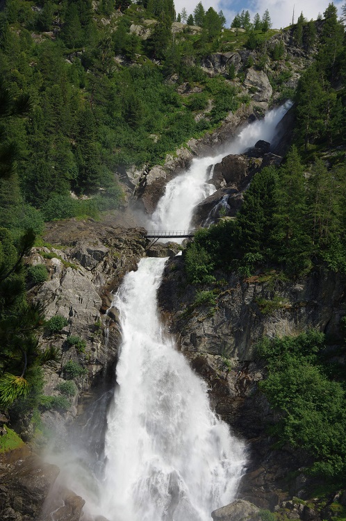 CiaoNico's tweet photo. Im #Aostatal erwarten die Touristen oberhalb der Bergstadt #La #Thuile drei atemberaubende #Wasserfälle, die es bei einer #Wanderung zu entdecken gilt. https://t.co/LnjN9B6Fhx @AostaValley @SonoitaliaInfo @ValledAosta https://t.co/Ksbiw3UkAu