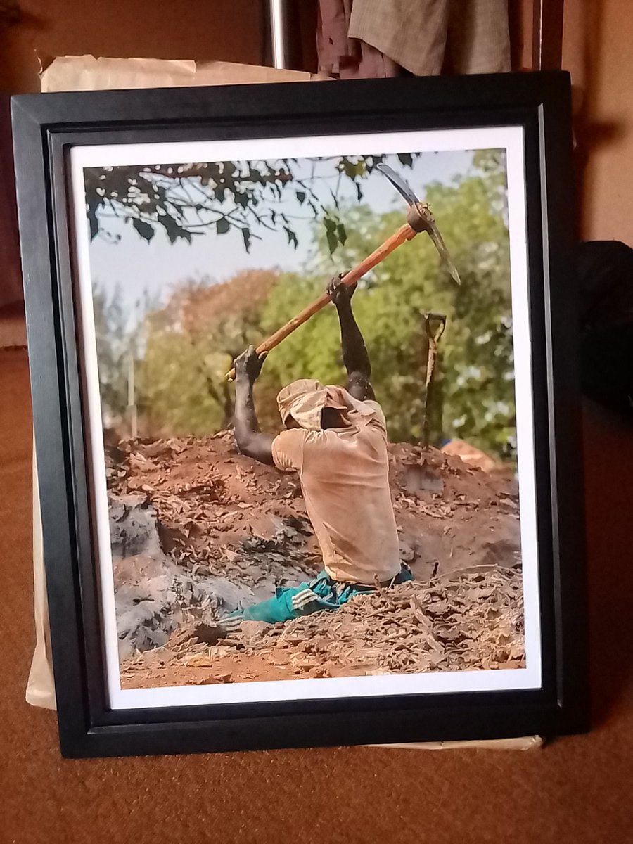 AbashutaAhmed's tweet photo. Hello @gtbank, my name is Abashuta Ahmed, I'm a young Photographer based in Ilorin Kwara State. 

I photographed this man while digging a hole and turn the photograph into this beautiful art, which depict Strength, Hardwork and Perseverance of a typical Nigerian. https://t.co/vEueFfaycV