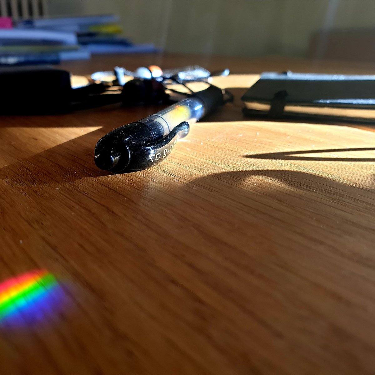 andreaferrari70's tweet photo. La natura non smette mai di sorprenderti: nella prima giornata della nuova zona rossa questa mattina, sulla mia scrivania divisa tra DAD e smartworking, è  comparso un arcobaleno bellissimo. È  rimasto qualche minuto ed io non ho potuto fare altro che osservarlo meravigliato https://t.co/ebsCLvRuKj