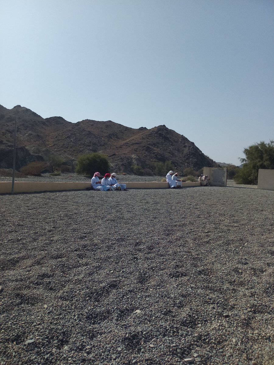 شباب يفترشون الأرض ولا ظل يقيهم حر الشمس،جاءوا من بلدة وال قاطعين 15 كيلو متر،يومياً على هذه الحال، لمواصلة دراستهم عن بعد في بلدة الوقبة،لا لشيء إلا لعدم توفر الإنترنت في بلدتهم والضعف الشديد في الشبكة، كان الله في عونهم وعون أهاليهم.
<a href="/OoredooOman/">Ooredoo Oman</a> 
<a href="/TRA_OMAN/">هيئة تنظيم الاتصالات - سلطنة عُمان</a> 
<a href="/Oman_GC/">التواصل الحكومي</a> 
<a href="/Omantel/">Omantel عمانتل</a>