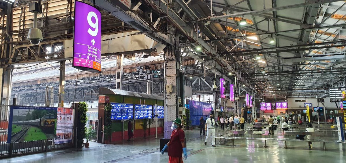 RailMinIndia's tweet image. Impressive signboards provided at Chhatrapati Shivaji Maharaj Terminus (CSMT)Mumbai, will help passengers to identify platforms easily.
