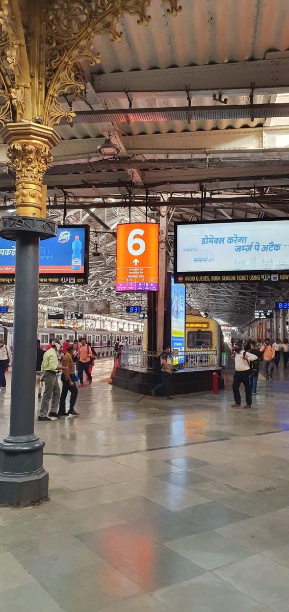 RailMinIndia's tweet image. Impressive signboards provided at Chhatrapati Shivaji Maharaj Terminus (CSMT)Mumbai, will help passengers to identify platforms easily.