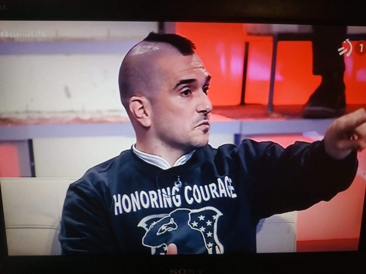 erritmoa's tweet photo. 🤢Al mismo tiempo que EiTB prohíbe a un productor local mostrar la camiseta 'Altsasukoak Aske', permite que un ertzaina aparezca con un jersey del movimiento ultraderechista 'Blue Lives Matter', creado para hacer frente a #BlackLivesMatter.

#EiTBaldatu https://t.co/s2mVISJOQf