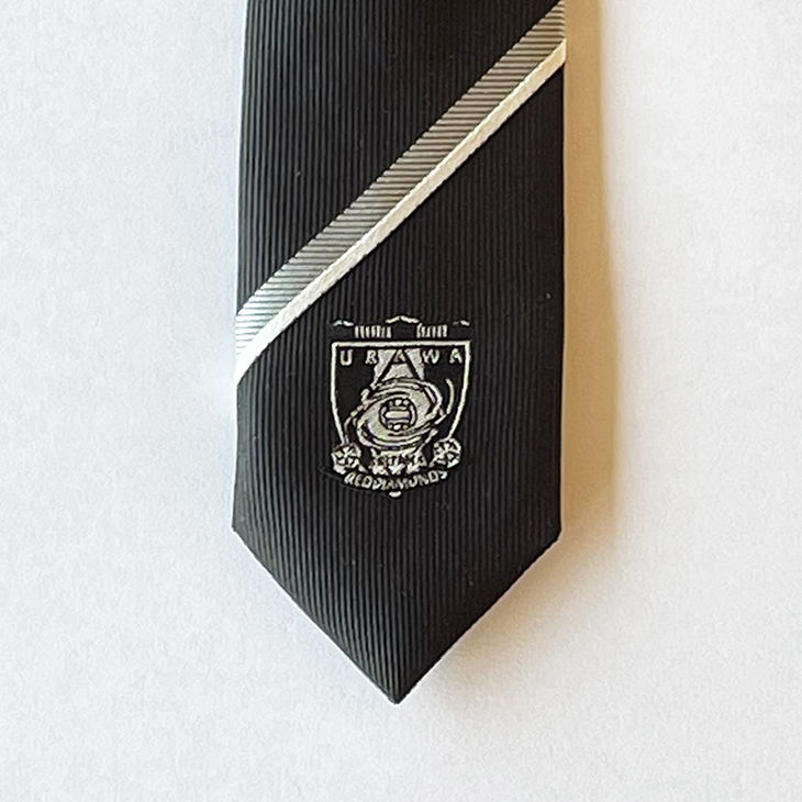 浦和レッズオフィシャル 3 19 金 18時より 浦和レッズ 麻布テーラー 21オフィシャルネクタイをオンラインショップにて販売 選手およびチームスタッフが公式イベントや遠征での移動時に着用しているオフィシャルスーツに合わせて例年デザインされ