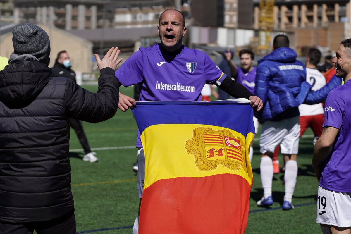 interescaldes's tweet photo. 4️⃣5️⃣ partits amb l'Inter
3️⃣5️⃣ dies sense jugar a causa d'una lesió
2️⃣7️⃣ minuts davant l'FC Santa Coloma, fins i tot com a davanter
1️⃣2️⃣8️⃣ internacionalitats amb la selecció
L'home rècord és nostre. I és incombustible. 🇦🇩⚽️
#seremmés💙🖤 #IlCapitano https://t.co/D0ameMIsbn