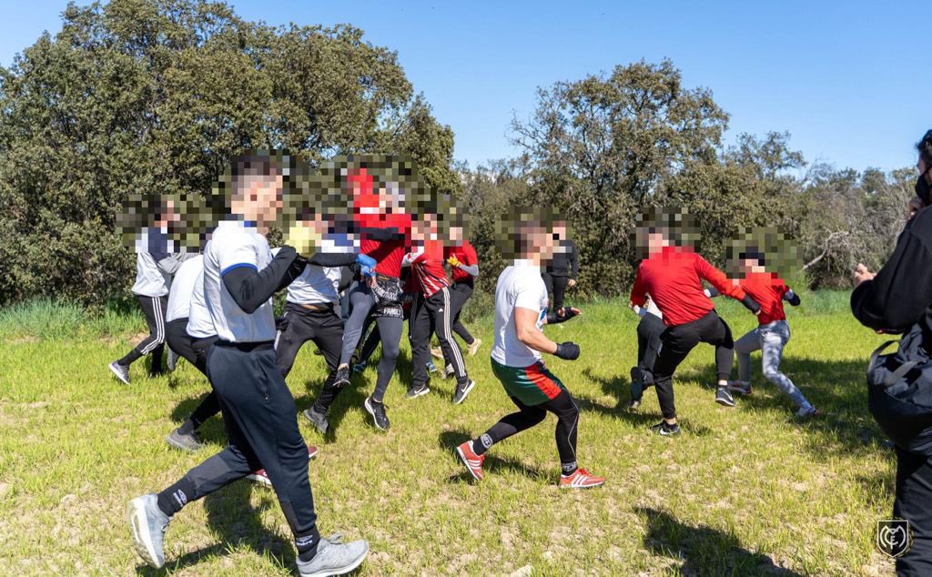 Spanish_Ultras's tweet photo. Pelea pactada 👊🏻

Ultras Sur vs Frente Atlético. 10x10. Victoria de US.

Honor. https://t.co/BiDXTxood3