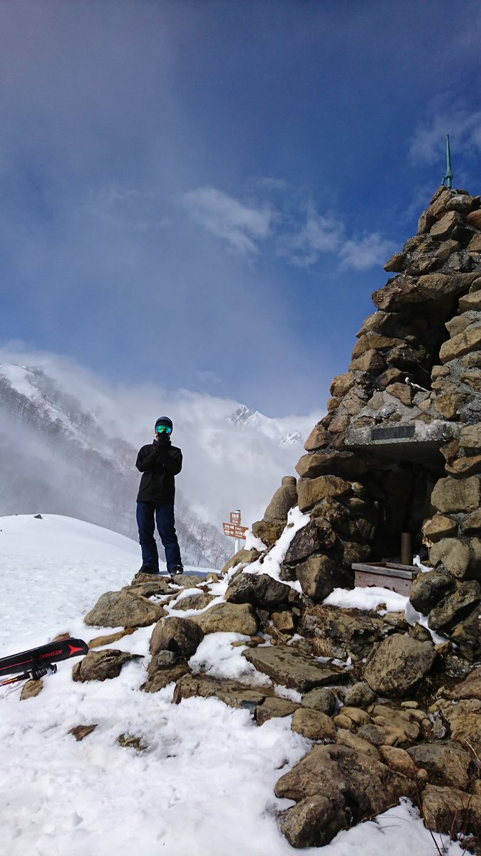 ス 今日は風もなく良い天気でした スキー場最上部にケルンがあるので 少し歩いて遊んでおりました 現地のお友達たちありがとう 後ろに臨む四つ菱が五竜岳 白馬五竜 地蔵の頭 五竜岳 北アルプス 絶景