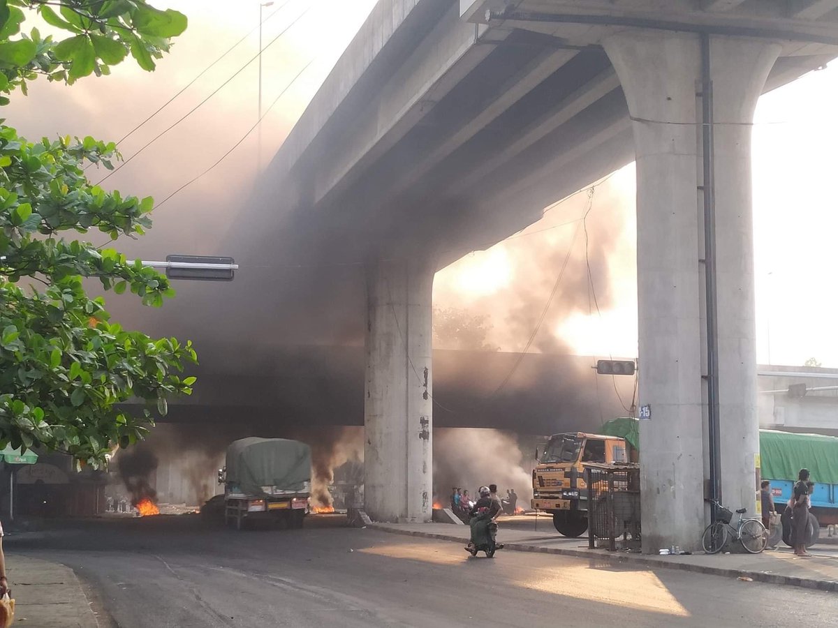 PurplewingsMm's tweet photo. Today at Yangon #Myanmar.
It looks really like a war zone. Please save our people and our country.
TW// fire
#Mar15Coup
#WhatsHappeningInMyamar https://t.co/c7Pie2gjf4