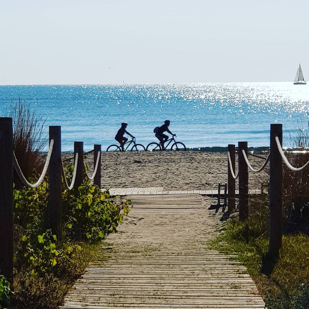 🏖️ Si busques tranquil·litat, aventures nàutiques, ambient familiar, contacte amb la natura o esports a la sorra; les platges de #Vng són l’indret ideal! 👌
#Bondia 🌞

📸 ferran_moreno_i a IG

#VilanovaTurisme
#Miravng
#Vilesmarineres
#VisitVilanova #VilanovailaGeltrú
#CostaBCN